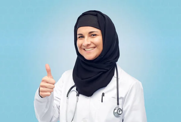 이슬람 여성 의사 hijab와 청진 기 — 스톡 사진