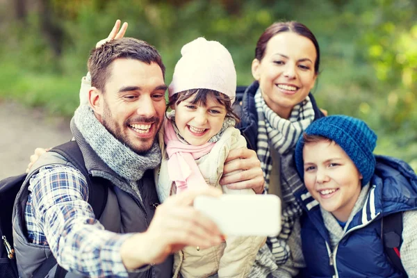 Rodzina biorąc selfie z smartphone w lesie — Zdjęcie stockowe