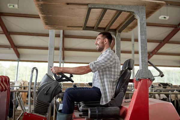 Людина або фермер водіння трактор на фермі — стокове фото
