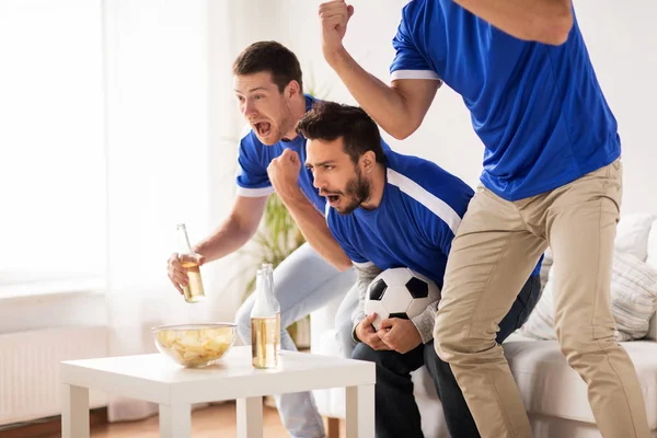 Τους φίλους ή τους οπαδούς ποδοσφαίρου που παρακολουθούν ποδόσφαιρο στο σπίτι — Φωτογραφία Αρχείου