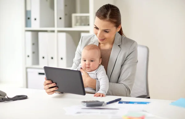 A baba és tabletta pc-on Hivatal üzletasszony Stock Kép