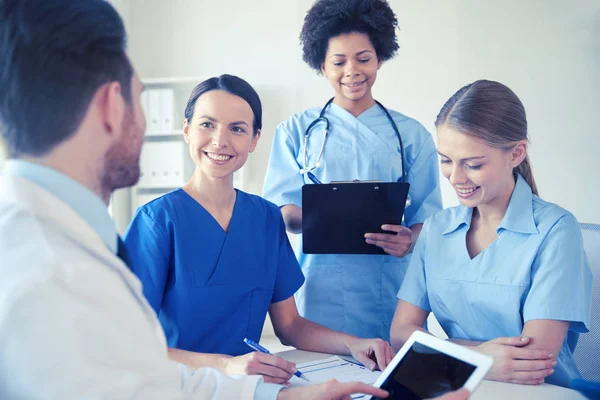 Group of happy doctors meeting at hospital office — Stock Photo, Image