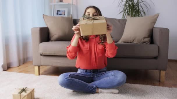 Kobieta z prezenty, nagrywanie wideo w domu — Wideo stockowe