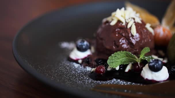 Schokoladeneis-Dessert auf Teller — Stockvideo