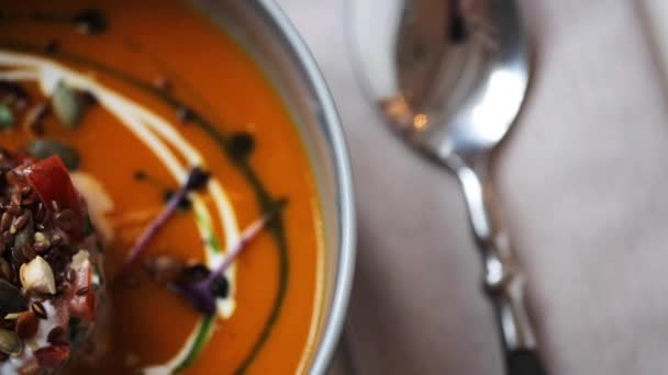 Close up van groentesoep pompoen-gember in kom — Stockvideo