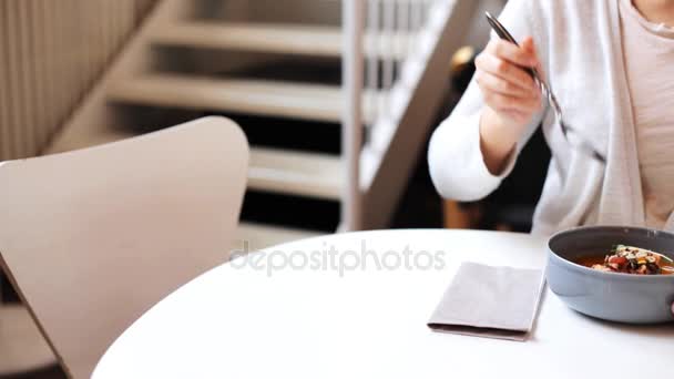Γυναίκα τρώει σούπα κολοκύθας κρέμα στο εστιατόριο — Αρχείο Βίντεο