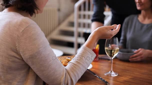 Mujeres cenando y hablando en el restaurante — Vídeo de stock