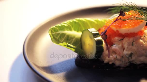 Close-up de skagen torrada com caviar e pão — Vídeo de Stock