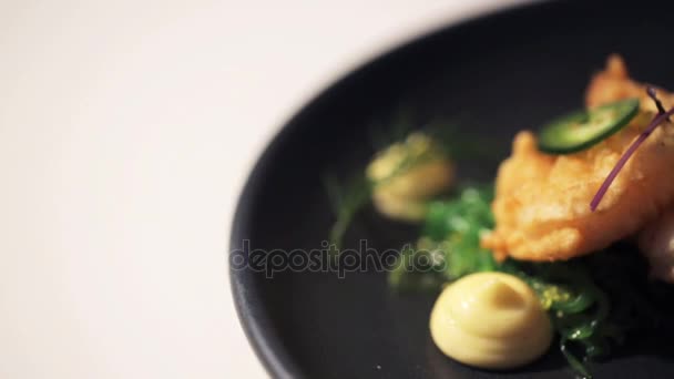 Gros plan de salade de crevettes avec jalapeno et wakame — Video