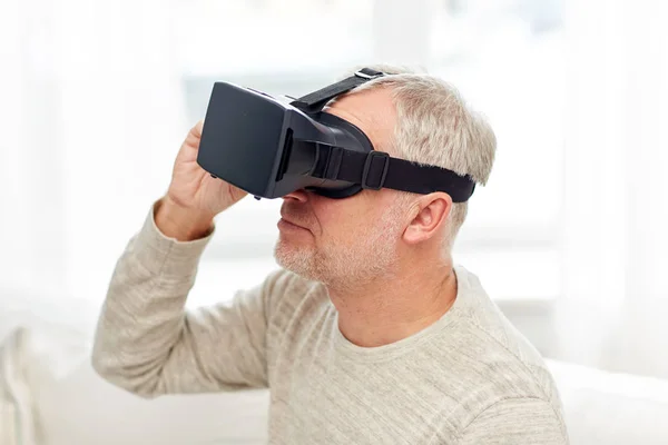 Hombre viejo en auriculares de realidad virtual o gafas 3d —  Fotos de Stock