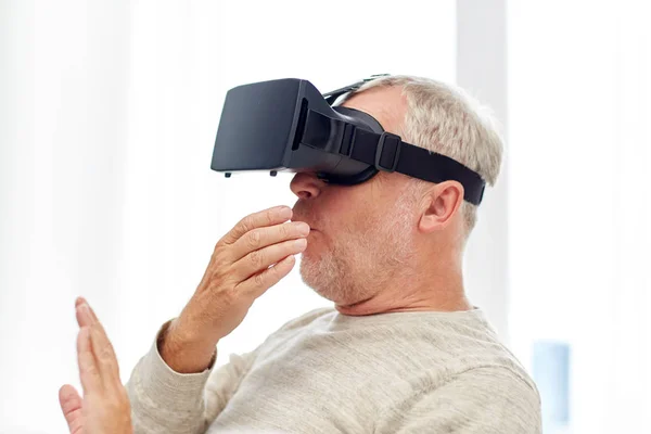 Hombre viejo en auriculares de realidad virtual o gafas 3d — Foto de Stock