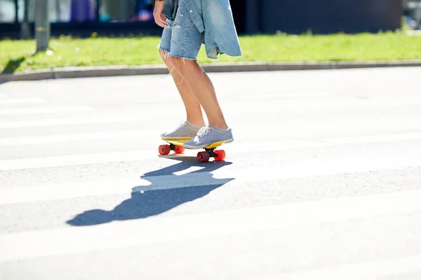 Adolescente en monopatín cruzar ciudad crosswalk — Foto de Stock