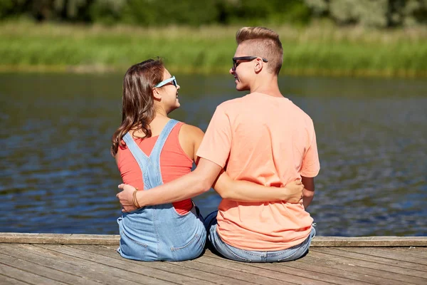 Boldog tinédzser pár átölelve a folyó nyári kikötő — Stock Fotó