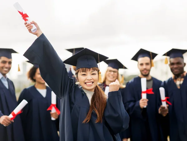 Studente felice con diploma che celebra la laurea — Foto Stock