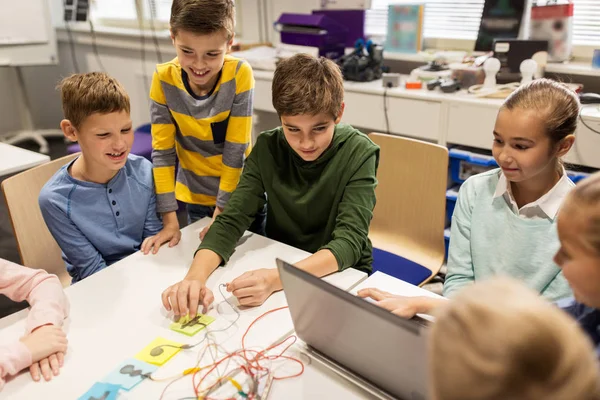 Kids, laptop and invention kit at robotics school — Stock Photo, Image