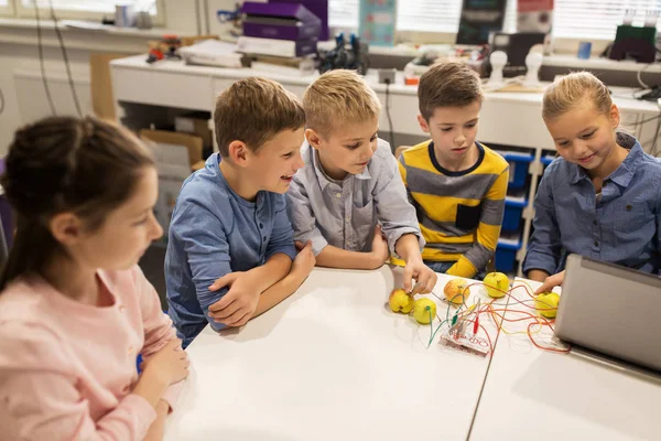Dzieci z zestawem wynalazków w szkole robotyki — Zdjęcie stockowe
