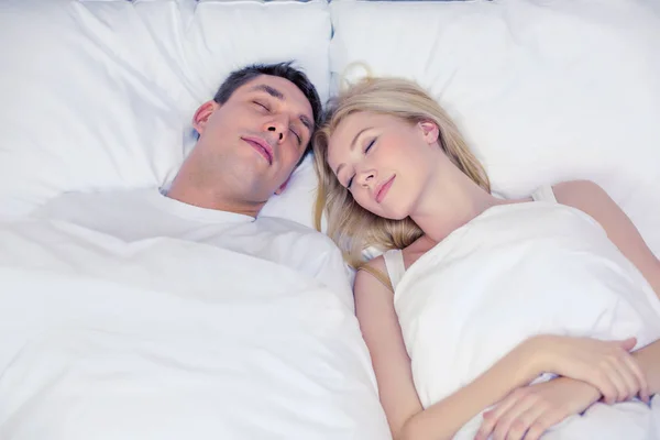 Šťastný pár, spí v posteli — Stock fotografie