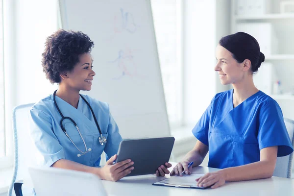 Médicos felices con la reunión de la PC tableta en el hospital — Foto de Stock