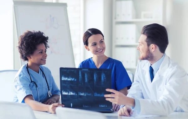 Grupp glada läkare diskuterar röntgenbilden — Stockfoto