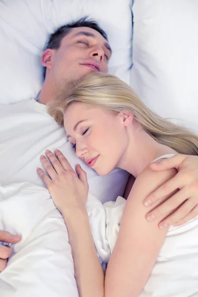 Lyckliga paret sova i sängen — Stockfoto