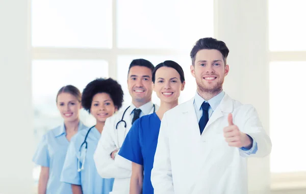 Gruppe glücklicher Ärzte im Krankenhaus — Stockfoto