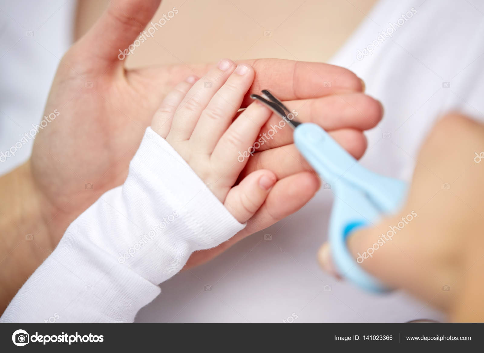 Как подстричь новорожденного. Стричь ногти ребенку. Ребенок подстригает ногти. Малышу стригут ногти. Подстригаем ногти малышу.