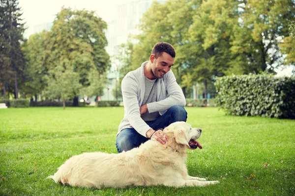 Homme heureux avec labrador chien marche en ville — Photo