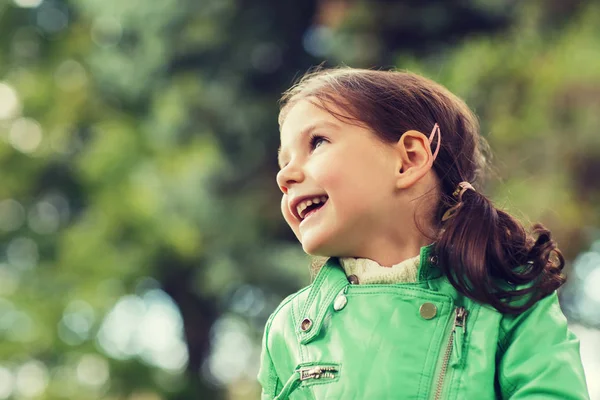 Joyeux beau portrait de petite fille en plein air — Photo