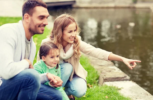 Mutlu aile yaz parkında yürüyor. — Stok fotoğraf