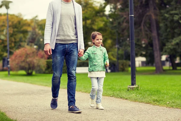 Gelukkig familie wandelen in zomerpark — Stockfoto