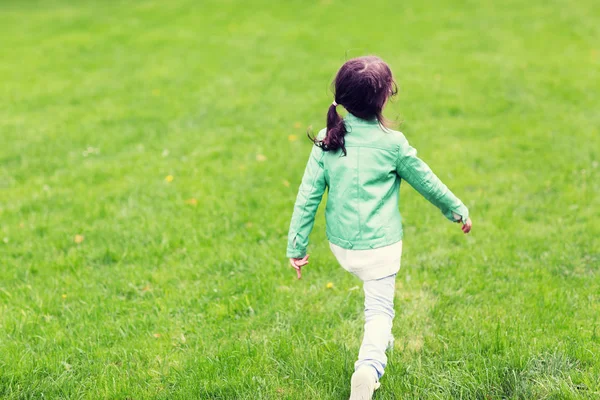 Bambina che cammina lungo il prato verde estivo — Foto Stock