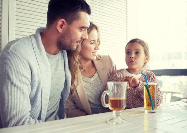 Familia feliz cenando en el restaurante o cafetería — Foto de Stock