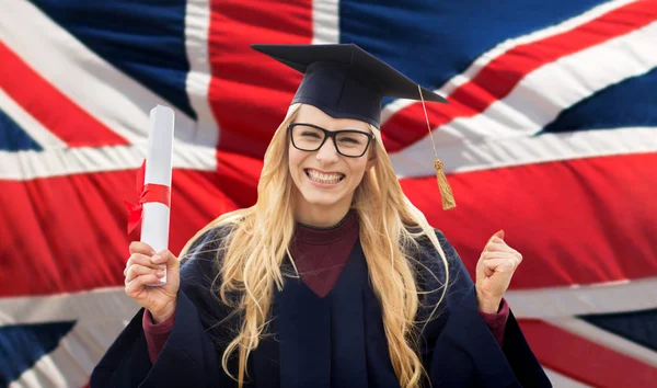 Glad student med examensbevis över brittisk flagga — Stockfoto