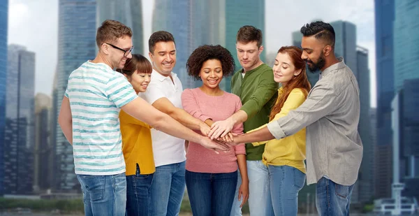 Internationale groep van gelukkige mensen hand in hand — Stockfoto