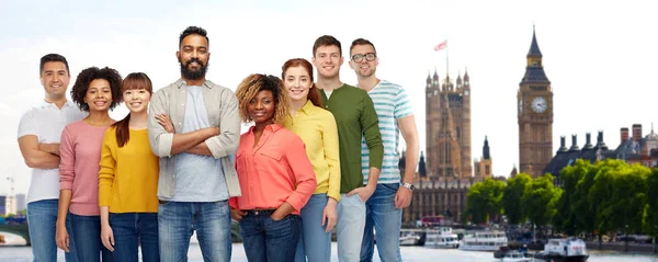 Internationale groep van gelukkige mensen in Londen — Stockfoto
