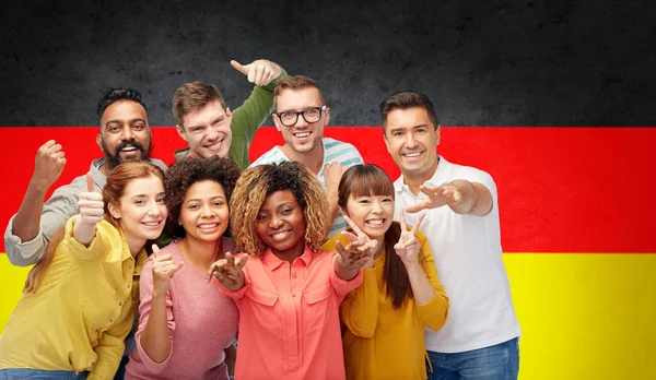 Gente internacional haciendo gestos sobre bandera alemana — Foto de Stock