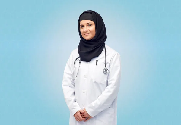 Мусульманская женщина-врач в хиджабе со стетоскопом — стоковое фото