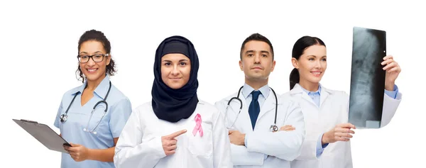 Médicos con cinta de conocimiento de cáncer de mama —  Fotos de Stock