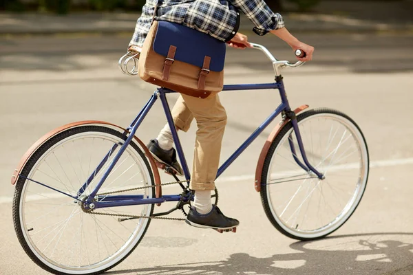 Junger Hipster-Mann mit Tasche fährt Fahrrad mit festem Gang — Stockfoto