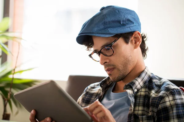 Nahaufnahme eines Mannes mit Tablet-PC im Café — Stockfoto