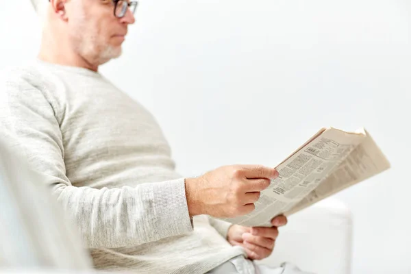 Nahaufnahme eines älteren Mannes, der Zeitung liest — Stockfoto