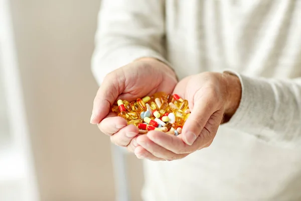 Närbild på senior mannen händerna hålla piller — Stockfoto