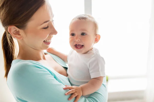 Feliz joven madre con pequeño bebé en casa —  Fotos de Stock