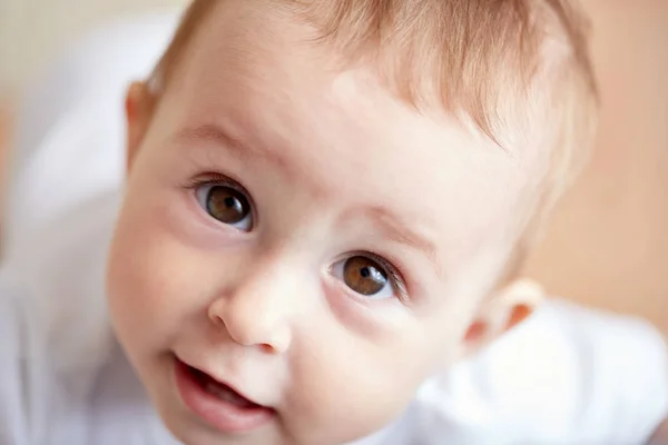 Mutlu küçük bebek erkek ya da kız yüzünü kapat — Stok fotoğraf