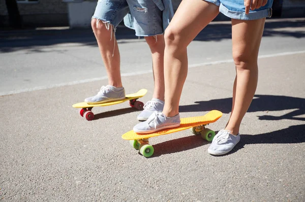 Έφηβο ζευγάρι ιππασία skateboards στο δρόμο της πόλης — Φωτογραφία Αρχείου