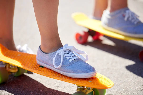 Close up van de voeten rijden skateboards op stad straat — Stockfoto