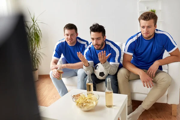 Arkadaşlar veya evde futbol izlerken futbol taraftarları — Stok fotoğraf
