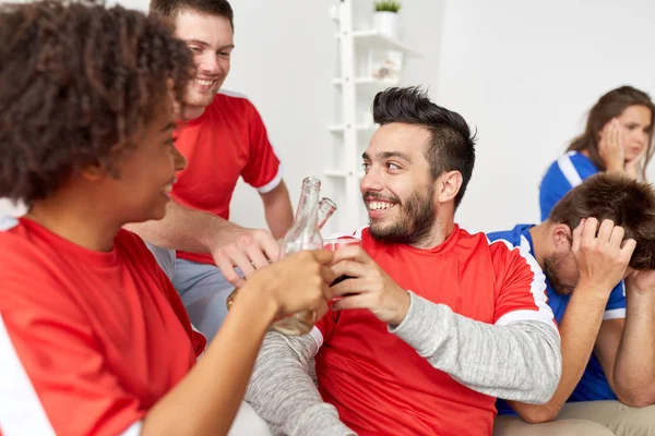 Fanáticos del fútbol feliz o amigos con cerveza en casa — Foto de Stock