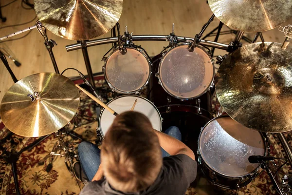 Músico masculino tocando tambores y platillos en el concierto — Foto de Stock