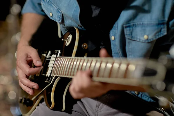 Κοντινό πλάνο του ανθρώπου παίζει κιθάρα στο στούντιο πρόβας — Φωτογραφία Αρχείου